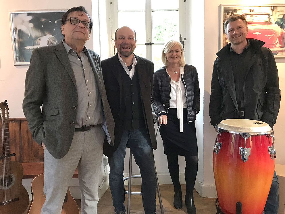 Vernissage „Rust Never Sleeps“ mit (v.l.n.r) dem Fotografen Fredy Haas, Maria Flohrschütz und den Musikern Andreas Rein & Martin Waldbichl des musikalischen Rahmenprogramms.